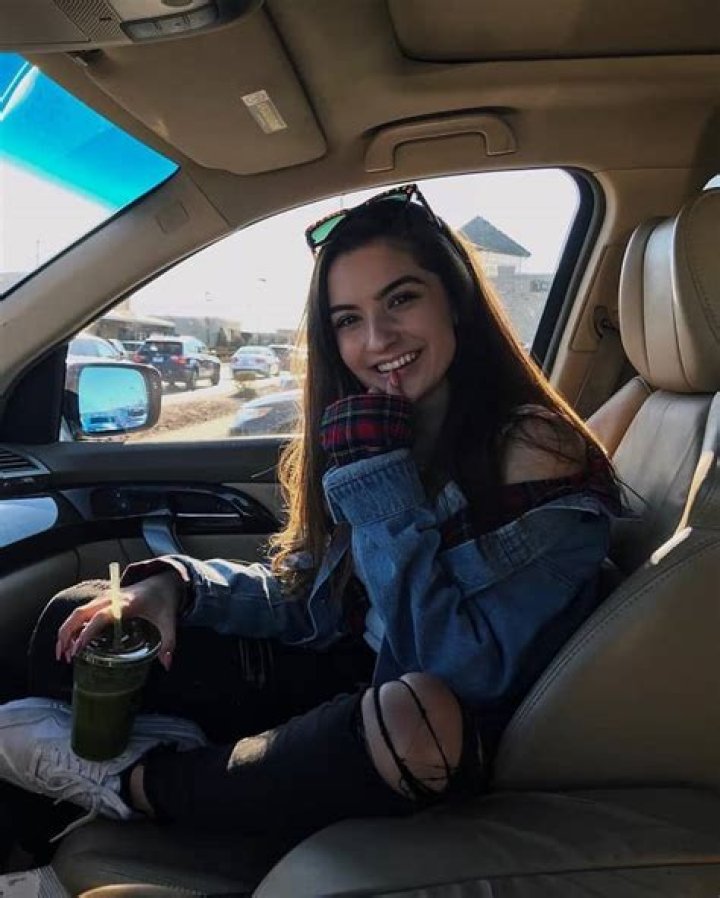 Sarah Feeld- Age, Net Worth, Height, Boyfriend, Career, Ethnicity