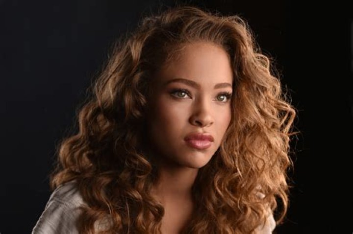 Shelby Simmons Net Worth, Age, Height, Bio, Birthday, Wiki!