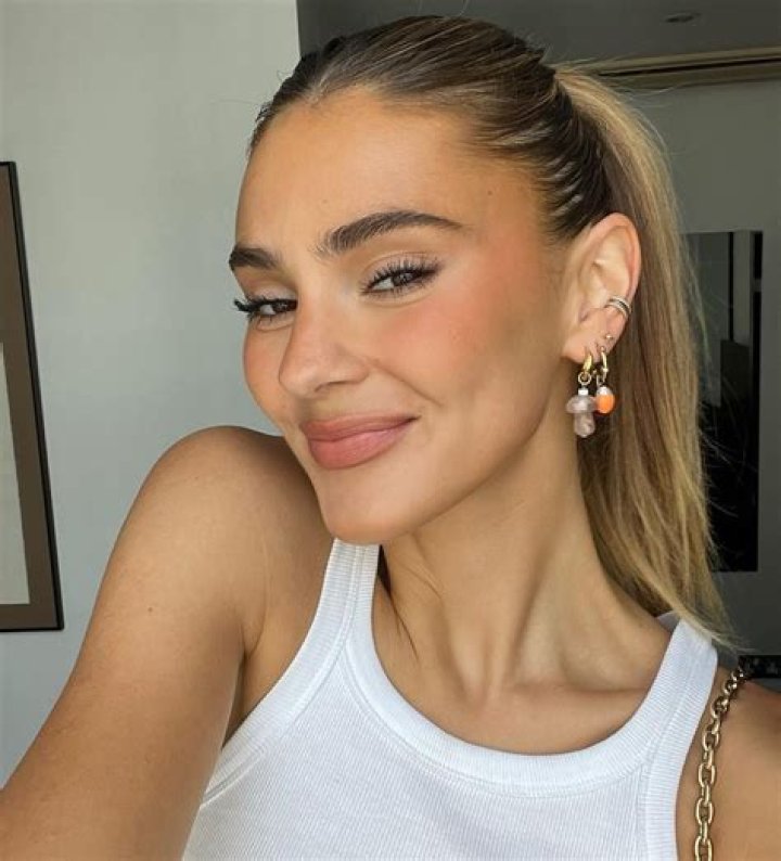 Stefanie Giesinger Net Worth, Age, Height, Bio, Birthday, Wiki!