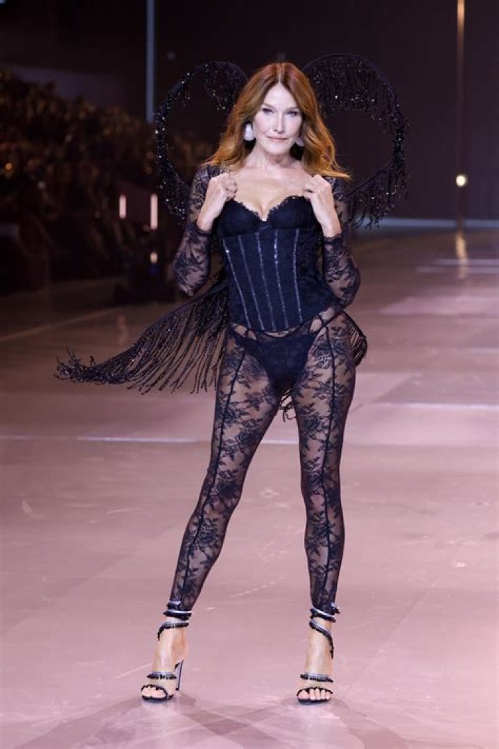 Taille Carla Bruni