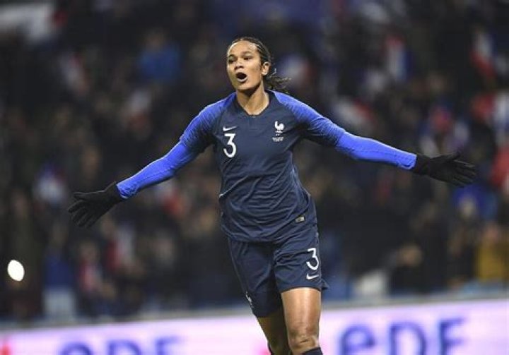 Taille De Wendie Renard