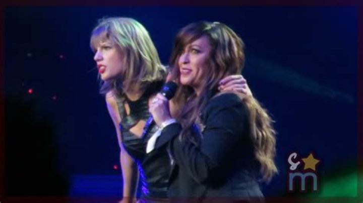 Taylor Swift sings “You Oughta Know” with Alanis Morissette
