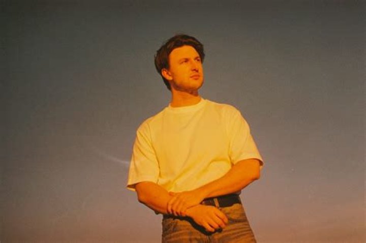 Tobias Arbo releases the drifty acoustic indie pop song "Carousel" in anticipation of his debut EP titled "Powerlines"