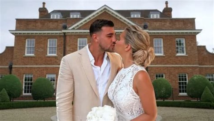 Tommy Fury Girlfriend: Molly-Mae Hague Age, Wikipedia, Net Worth, Height, Instagram, Teeth, No Makeup, Burglary