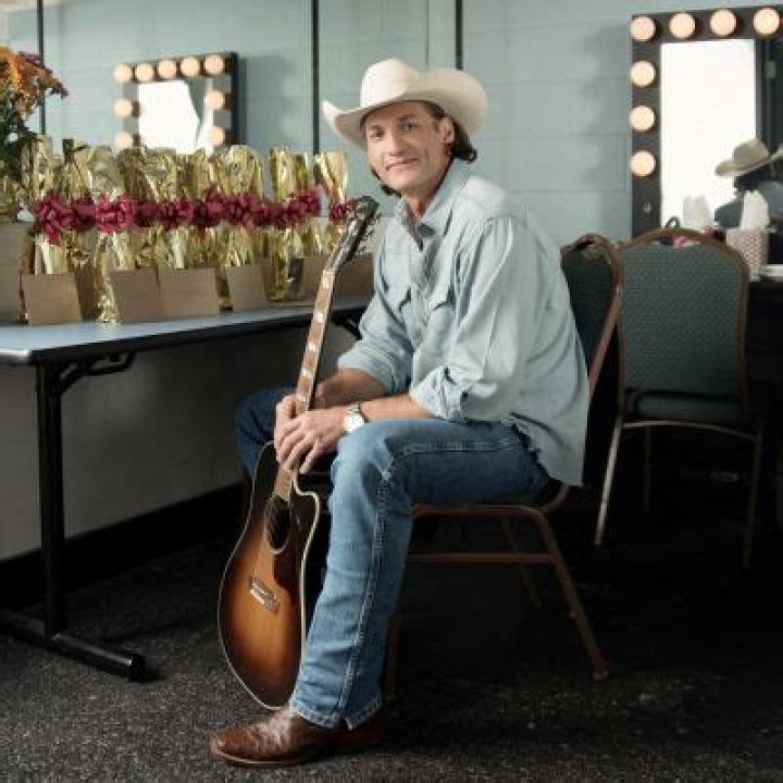 Wade Hayes- Wiki, Age, Height, Net Worth, Wife, Ethnicity