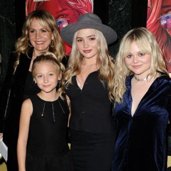 Who Are Emily Alyn Lind Parents? Meet Barbara Alyn Woods And John Lind: Family