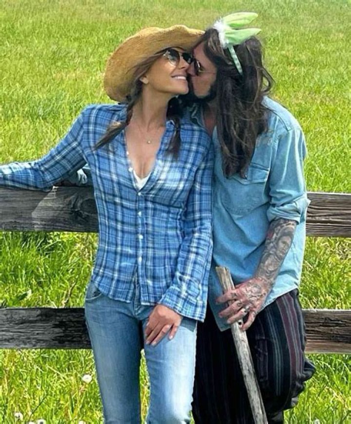 Who is Elizabeth Perkins Dating – Elizabeth Perkins's Husband & Exes