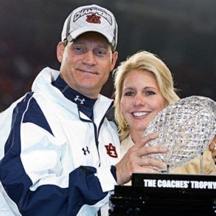 
Who Is Jonna Chizik? Meet Gene Chizik Wife: Explore Their Wiki & Relationship	