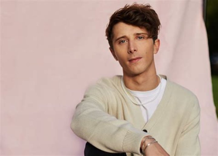 Zac Pajak explores the intensity of feelings in his new single ‘Love You In The Right Way’